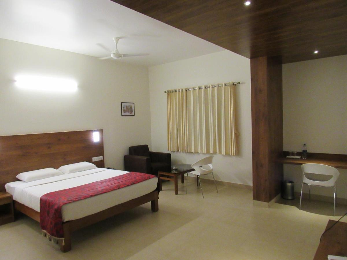 Palguni Residency Hotel Hassan Exterior foto
