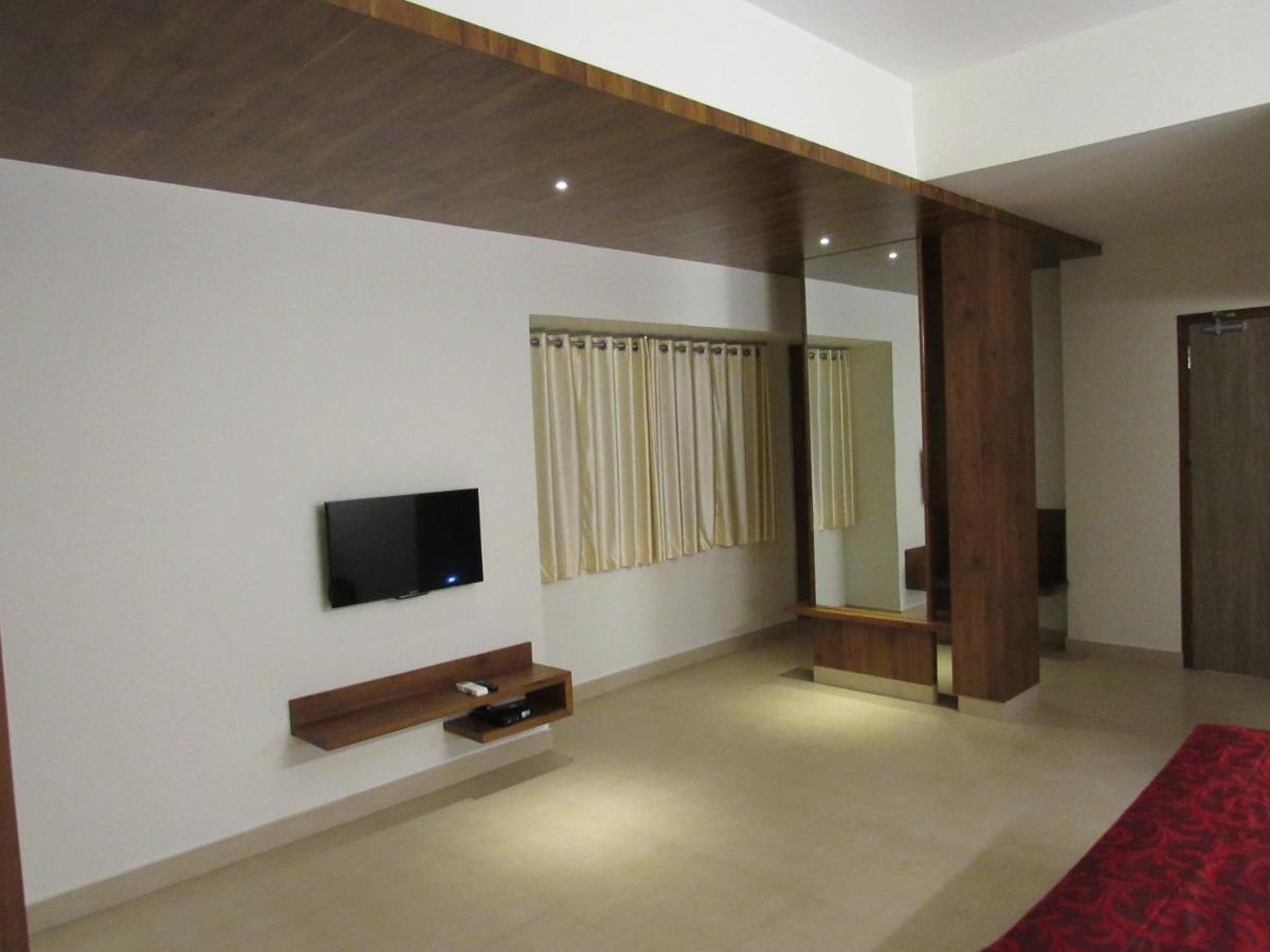 Palguni Residency Hotel Hassan Exterior foto