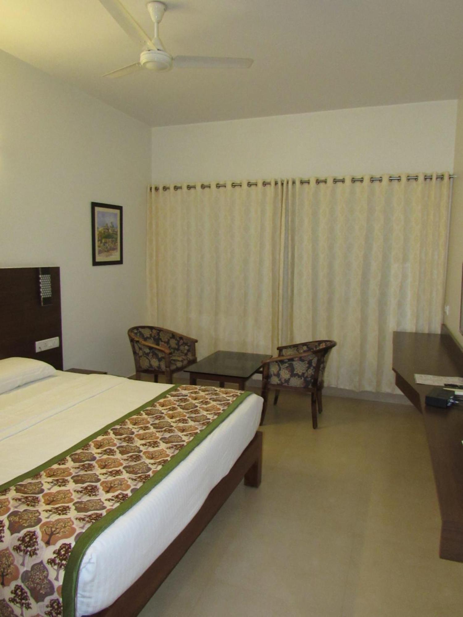 Palguni Residency Hotel Hassan Exterior foto
