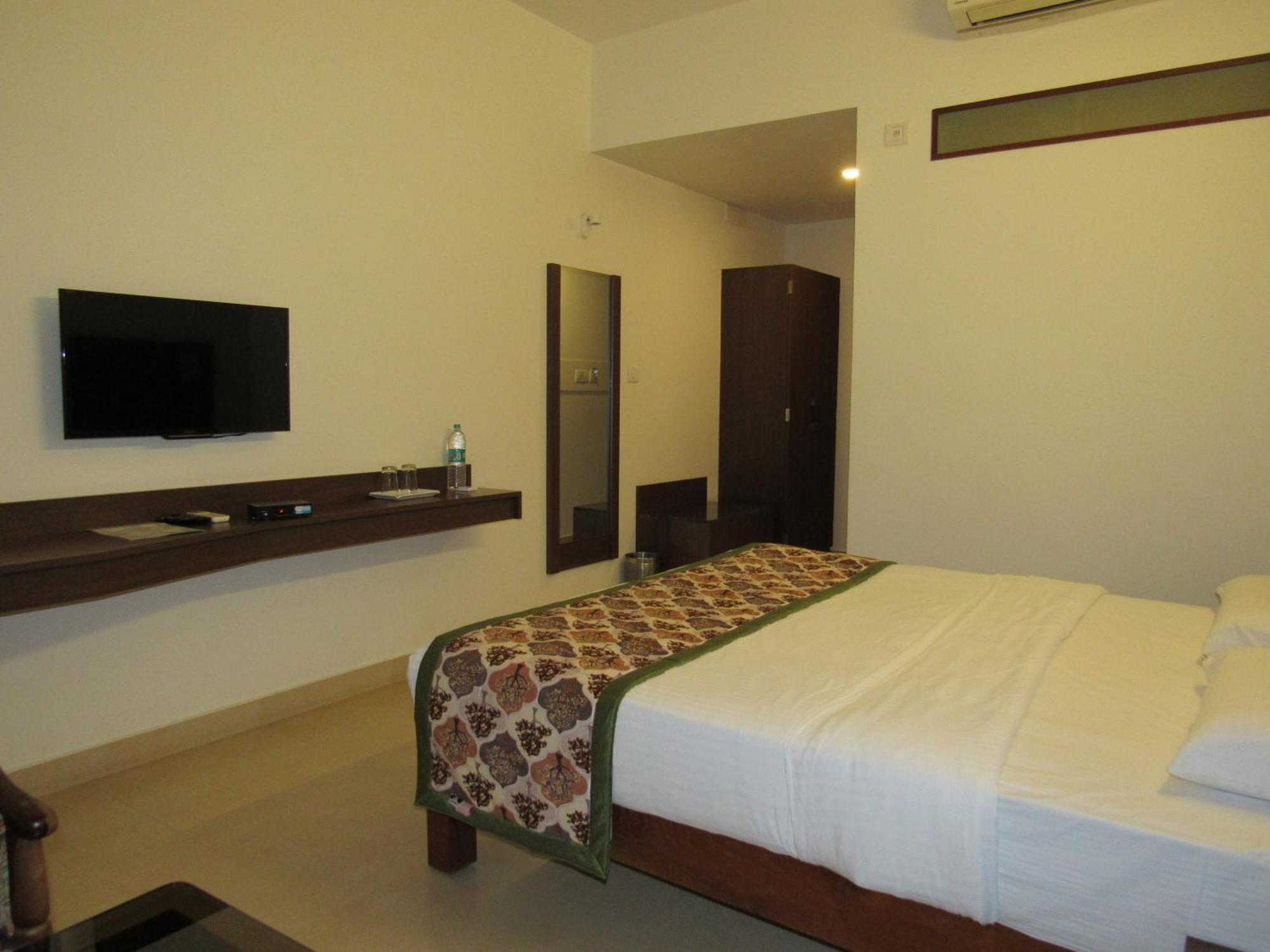 Palguni Residency Hotel Hassan Exterior foto
