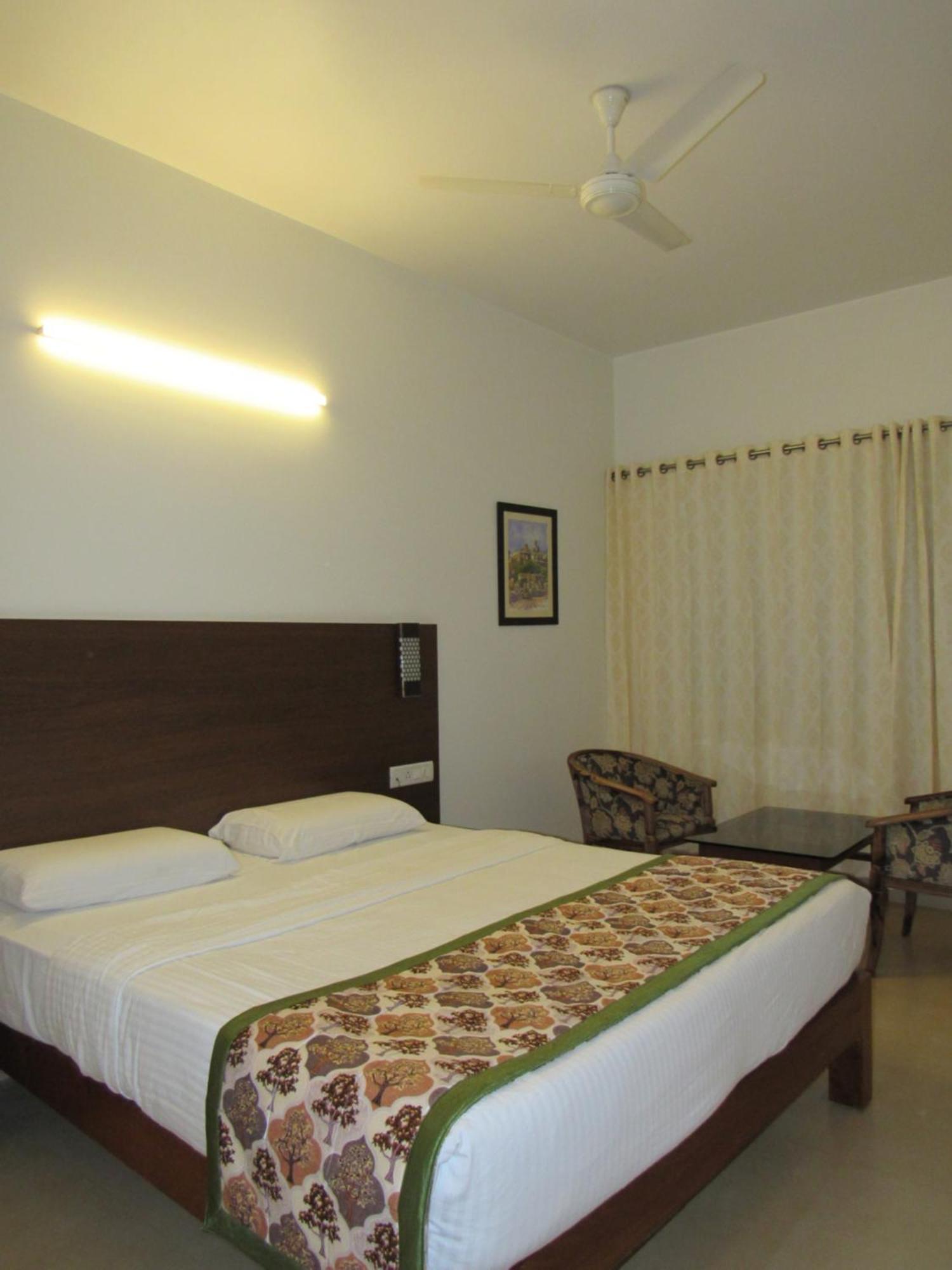 Palguni Residency Hotel Hassan Exterior foto