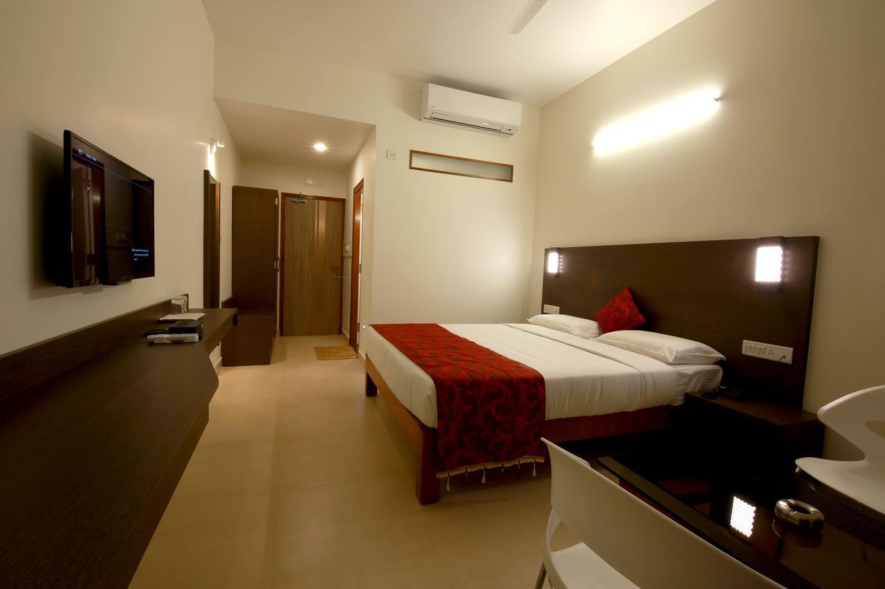 Palguni Residency Hotel Hassan Exterior foto
